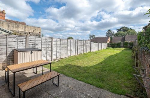 Redditch House | Redditch 4 Bed 3 Bath From 21 PP Per Night 5 Star