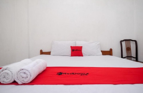 Surakarta Hotel | RedDoorz at H&W Hotel Solo