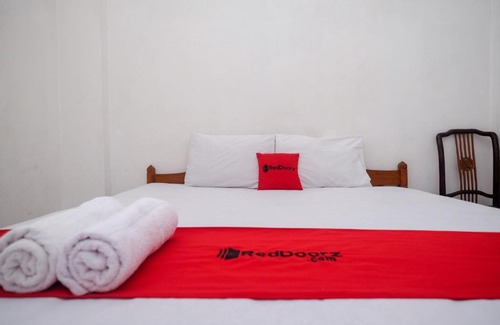Surakarta Hotel | RedDoorz at H&W Hotel Solo