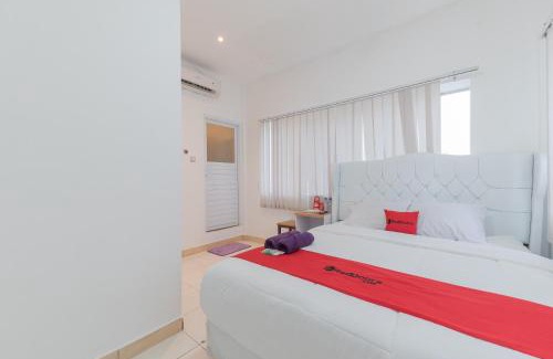 Karawang Hotel | RedDoorz at Jalan Pangkal Perjuangan Karawang