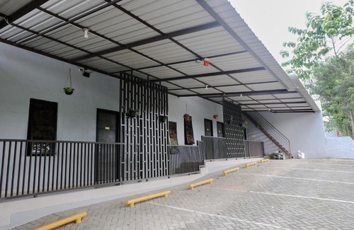 Dinoyo Hotel | RedDoorz @ Bukit Dieng 2