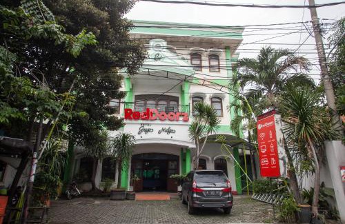 Surabaya House | RedDoorz @ Genteng Surabaya 2