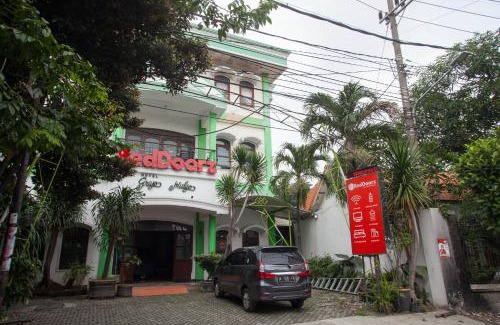 Surabaya House | RedDoorz @ Genteng Surabaya 2