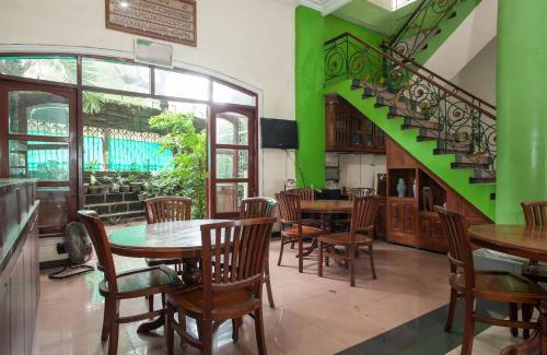 Surabaya House | RedDoorz @ Genteng Surabaya 2