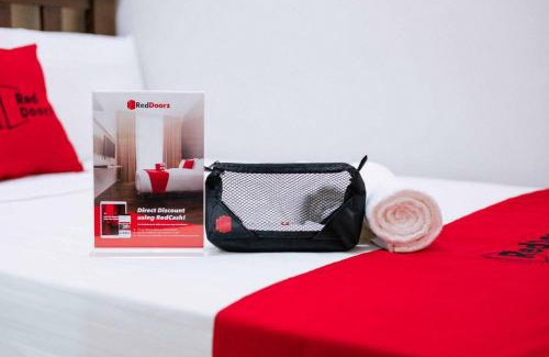 West Cirebon Hotel | RedDoorz @ Kings Hotel near CSB Mall