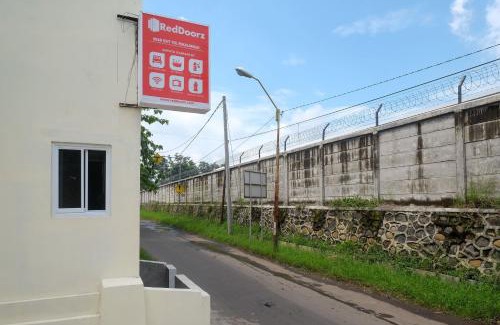 Batang Hotel | RedDoorz near Exit Tol Pekalongan