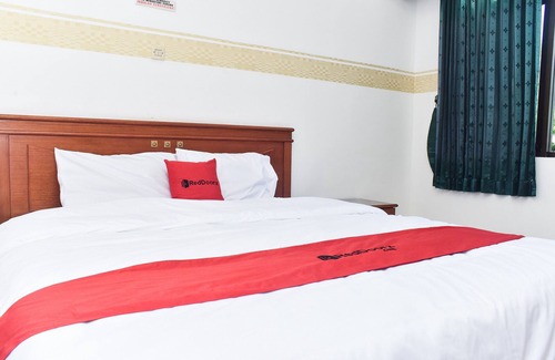 Suko Manunggal Hotel | RedDoorz near Lenmarc Mall Surabaya