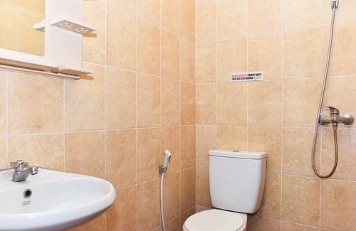 Suko Manunggal Hotel | RedDoorz near Lenmarc Mall Surabaya