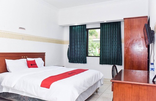 Suko Manunggal Hotel | RedDoorz near Lenmarc Mall Surabaya