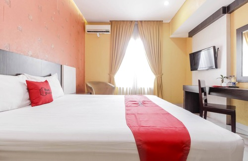 North Cirebon Hotel | RedDoorz Near Pasar Pagi Cirebon