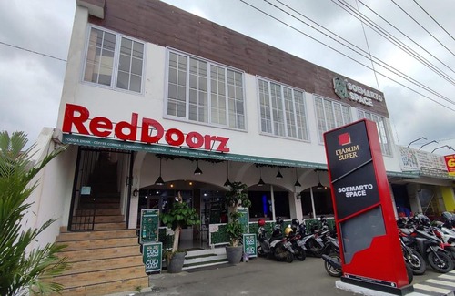 Purwokerto Hotel | RedDoorz near Rita Super Mall Purwokerto