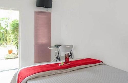 Depok Hotel | RedDoorz near RS Mitra Keluarga Depok
