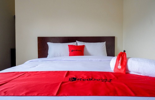 Karanganyar Hotel | RedDoorz near Stadion 45 Karanganyar