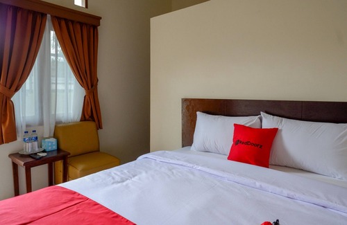 Karanganyar Hotel | RedDoorz near Stadion 45 Karanganyar