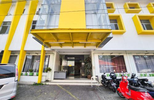 Palmerah Hotel | RedDoorz Near Stasiun Tanah Abang