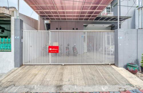 Surabaya House | RedDoorz near Surabaya Zoo