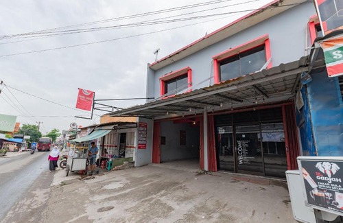 Karawang Hotel | RedDoorz near UNSIKA University Karawang