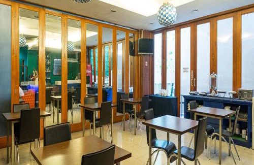 Melawai Hotel | RedDoorz Plus at Blue Pacific Blok M