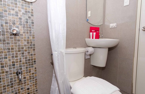 Bago Bantay Hotel | RedDoorz Plus @ EDSA Congressional