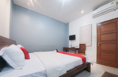 Jakarta House | RedDoorz Plus near Green Pramuka Square Mall