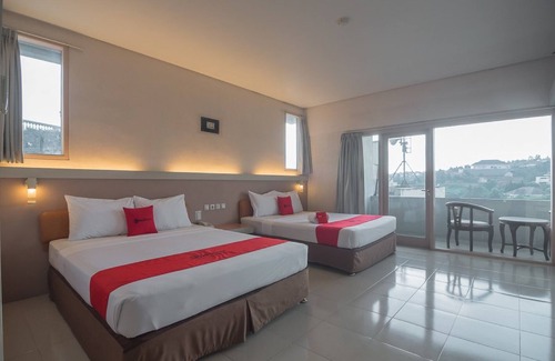 Setiabudi Hotel | RedDoorz Plus near Kampung Gajah 3