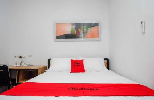 Semarang Hotel | RedDoorz Plus near Patung Kuda Undip