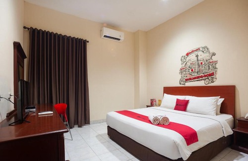 Melawai Hotel | RedDoorz Plus near Plaza Blok M
