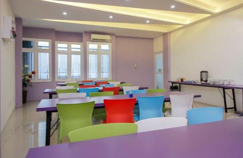 Bekasi Timur Hotel | RedDoorz Plus near Stasiun Bekasi