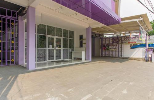 Bekasi Timur Hotel | RedDoorz Plus near Stasiun Bekasi