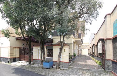 Depok House | RedDoorz Plus near STIE YKPN