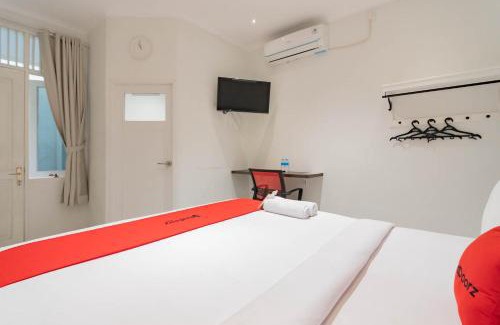 Bogor Selatan Hotel | RedDoorz Plus @ Pakuan Residence Tajur