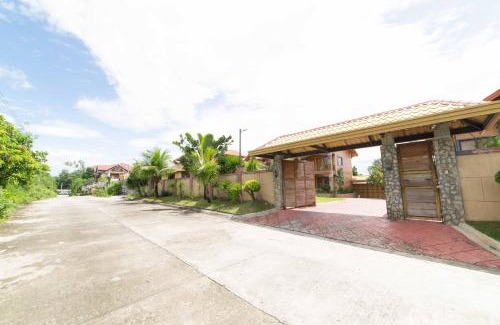 Tarlac Hotel | RedDoorz Plus @ Starhomes Olivianville