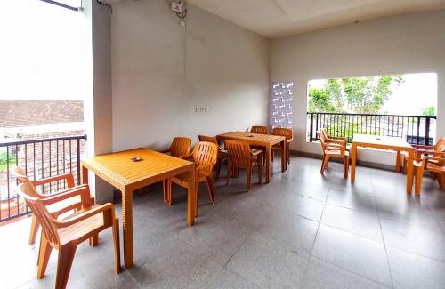 Nganjuk Hotel | RedDoorz Plus Syariah at Umyas Hotel near Terminal Anjuk Ladang Nganjuk