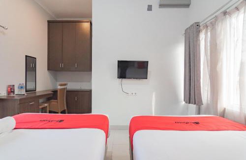 West Cirebon Hotel | RedDoorz Plus Syariah @ Tuparev Cirebon 3