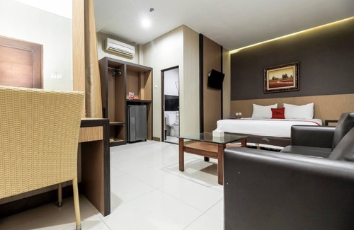 West Cirebon Hotel | RedDoorz Plus @ Tuparev Cirebon