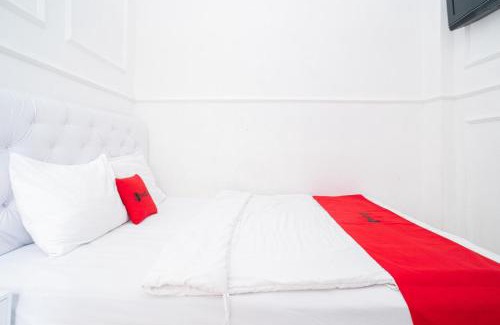 Ponorogo Hotel | RedDoorz Syariah at Aura Homestay