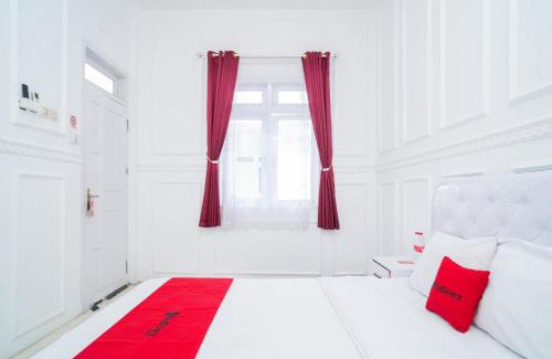 Ponorogo Hotel | RedDoorz Syariah at Aura Homestay