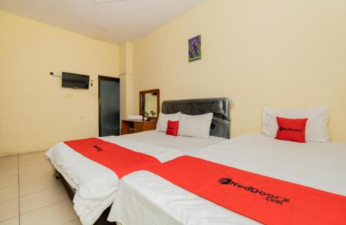 Malang Hotel | RedDoorz Syariah At Danau Maninjau Sawojajar