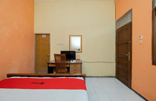 Tuban Sub-District Hotel | RedDoorz Syariah at Jalan Sunan Giri Tuban