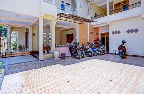Ponorogo Hotel | RedDoorz Syariah @ Aura Homestay