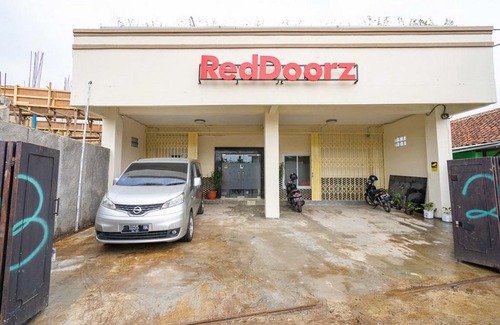 Pancawati House | RedDoorz Syariah near Exit Toll Ciawi