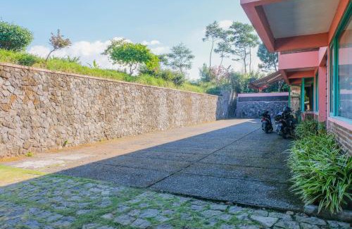 Getasan Hotel | RedDoorz Syariah near Kopeng Treetop Adventure