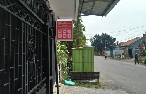 Tegal Hotel | RedDoorz Syariah near RS Mitra Keluarga Tegal