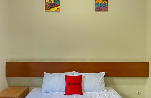 Madiun Hotel | RedDoorz Syariah near Stasiun Madiun 2