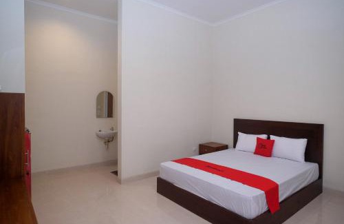 Surakarta Hotel | RedDoorz Syariah near Transmart Pabelan Solo