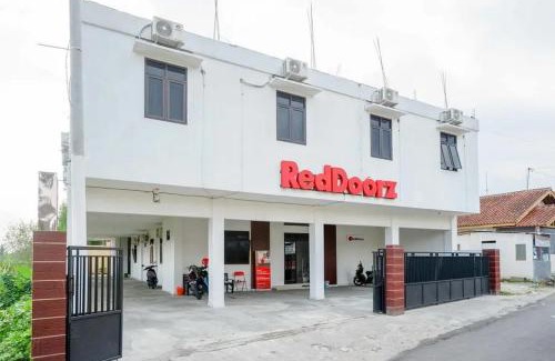 Purwokerto Hotel | RedDoorz Syariah near Universitas Jenderal Soedirman 2