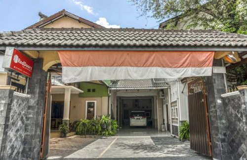 Depok House | RedDoorz Syariah @ Raya Tajem Maguwo