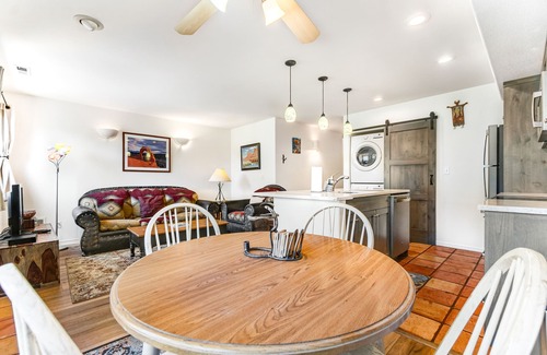 Moab South Valley Condo | Redesigned Red Rock condo with golf-course-view patio, fireplace, AC & pool