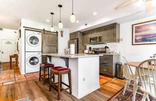 Moab South Valley Condo | Redesigned Red Rock condo with golf-course-view patio, fireplace, AC & pool
