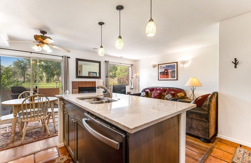 Moab South Valley Condo | Redesigned Red Rock condo with golf-course-view patio, fireplace, AC & pool